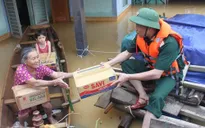 Quân khu 4 hỗ trợ bà con vùng lũ Hương Khê 4 tấn lương thực