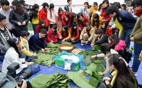 Gói bánh chưng xanh cùng người nghèo ăn Tết