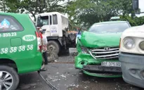 TP.HCM: Xe mất lái tông hàng loạt phương tiện