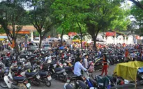 Hà Nội bất lực trong việc chặn các bãi giữ xe tự phát?