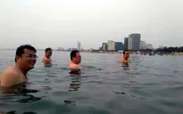 Quan chức tại Đà Nẵng tắm biển, khẳng định nước biển an toàn