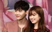 Soi trang phục đẳng cấp của cặp đôi Lee Jong Suk - Han Hyo Joo