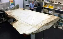 Australia kiểm tra mảnh vỡ nghi của cánh máy bay MH370