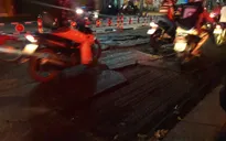 TP.HCM: Mưa lớn gây bung nhựa trải đường tạo nhiều "ổ voi"