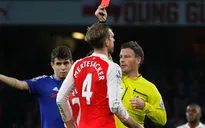 HLV Wenger “khen đểu” Diego Costa sau tấm thẻ đỏ của Mertesacker