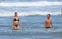 Anne Hathaway lần đầu khoe bụng bầu với bikini
