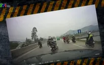 Xe máy đánh võng, tạt đầu ô tô trên quốc lộ
