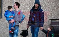 Messi và Suarez rủ nhau đến trường đón quý tử