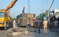 Bình Dương: Xe chở vỏ hạt điều tông dải phân cách, lật giữa đường