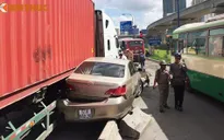 Xe container đâm ô tô và hàng loạt xe máy, nhiều người bị thương