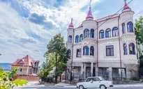 Choáng ngợp với thị trấn toàn... cung điện