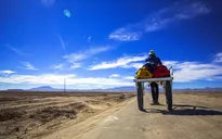 Nhiếp ảnh gia đơn độc khám phá sa mạc muối lớn nhất thế giới ở Bolivia