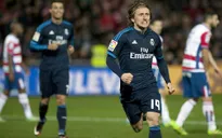 Modric lập siêu phẩm muộn, Real Madrid thoát hiểm trước Granada