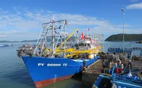 Bàn giao tàu cá vỏ thép đầu tiên ở Phú Yên