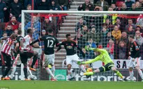 De Gea mắc sai lầm, Man Utd thua đau trước đội xếp áp chót
