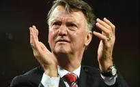 Man Utd thảm hại, Van Gaal "đổ tội" cho fan