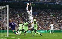 Hài hước: Ronaldo chơi trò "úp rổ" đưa bóng vào lưới Man City