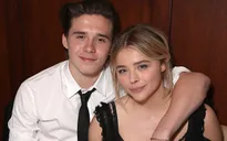 Brooklyn Beckham cực tình củm bên bạn gái