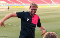 HLV Jurgen Klopp bắt chước điệu ăn mừng của Daniel Sturridge cực nhắng
