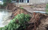 Sạt lở ở Đồng Tháp khiến nhà dân rơi xuống sông