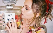 Con gái Johnny Depp nhận hợp đồng béo bở của Chanel