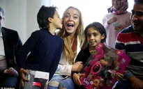 Lindsay Lohan vượt qua nỗi đau mất ngón tay đi làm từ thiện