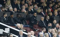 Mourinho bất ngờ trút giận lên Bailly vì... chụp ảnh selfie