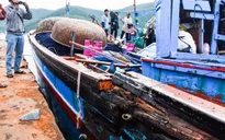 Lai dắt tàu cá cùng 10 ngư dân bị tàu lạ đâm về đất liền an toàn