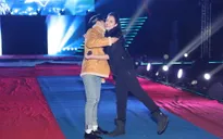 Sơn Tùng M-TP ôm chặt đàn chị Thu Phương trong đêm tổng duyệt