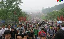 "Biển người" đổ về Đền Hùng ngày Giỗ Tổ