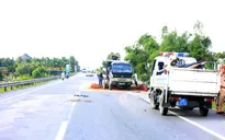 Quảng Nam: Xe tải nổ lốp, lật ngang đường