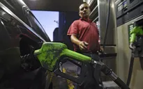 Cứu nguy nền kinh tế, Venezuela tăng giá xăng hơn... 13 lần