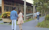Tuổi thanh xuân 2 - Tập 12: Phong (Mạnh Trường) nắm chặt tay Linh (Nhã Phương) khi đứng trước Junsu (Kang Tae Oh)