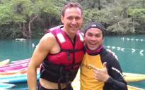 Chùm ảnh: 'Bắt quả tang' Tom Hiddleston 'bỏ diễn', kéo đồng nghiệp khám phá hang động Quảng Bình