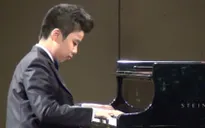 Nghị lực phi thường của cậu bé tự kỷ trở thành thần đồng Piano