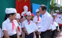 Tặng 1.600 bộ sách giáo khoa cho học sinh 4 tỉnh miền Trung