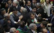 Brazil: Phiên luận tội bà Dilma Roussef bị ngừng vì la ó