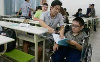 Hành trình gian nan của cậu sinh viên hiếu học bị bệnh teo cơ