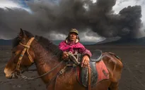 Ranh giới sống chết của những “kỵ binh” dưới chân núi lửa ở Indonesia