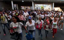 Người dân Venezuela tràn qua biên giới Colombia để mua hàng