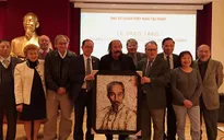 Nghệ sĩ Algeria trao tặng tranh chân dung Chủ tịch Hồ Chí Minh
