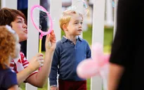 Ngắm loạt ảnh "yêu không thể tả" của hoàng tử bé nước Anh tại Canada
