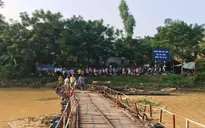 Va chạm xe máy trên cầu phao sông Chu, 2 người tử vong