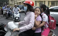 Sau cao điểm, việc không đội mũ bảo hiểm cho trẻ phổ biến trở lại