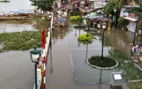 Triều cường đạt đỉnh, TP.HCM ngập trong biển nước