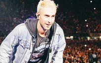 Adam Levine ăn bánh sinh nhật một mình