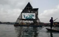 Ấn tượng ngôi trường kim tự tháp lênh đênh giữa sông nước ở Nigeria