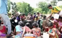 Ấn Độ cung cấp bữa ăn miễn phí cho trẻ em vùng bị hạn hán