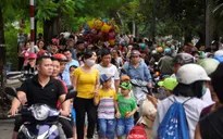 Dòng người “nối đuôi nhau” đến các khu vui chơi ở Hà Nội