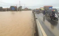 Quảng Bình: Giao thông tê liệt vì trận lũ lịch sử